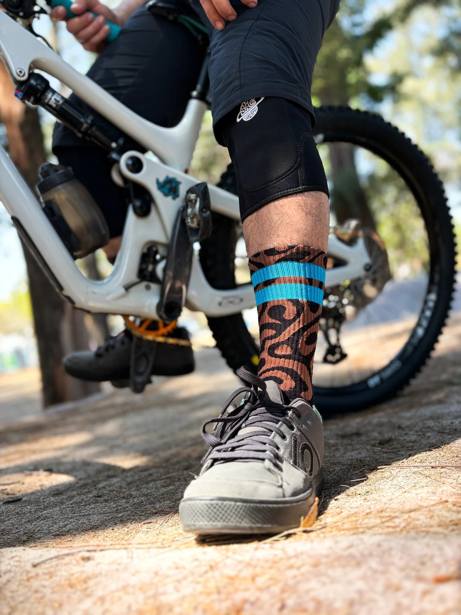 Calcetas MTB Local Racing Rider Socks Raw Negro/Azul Scooby