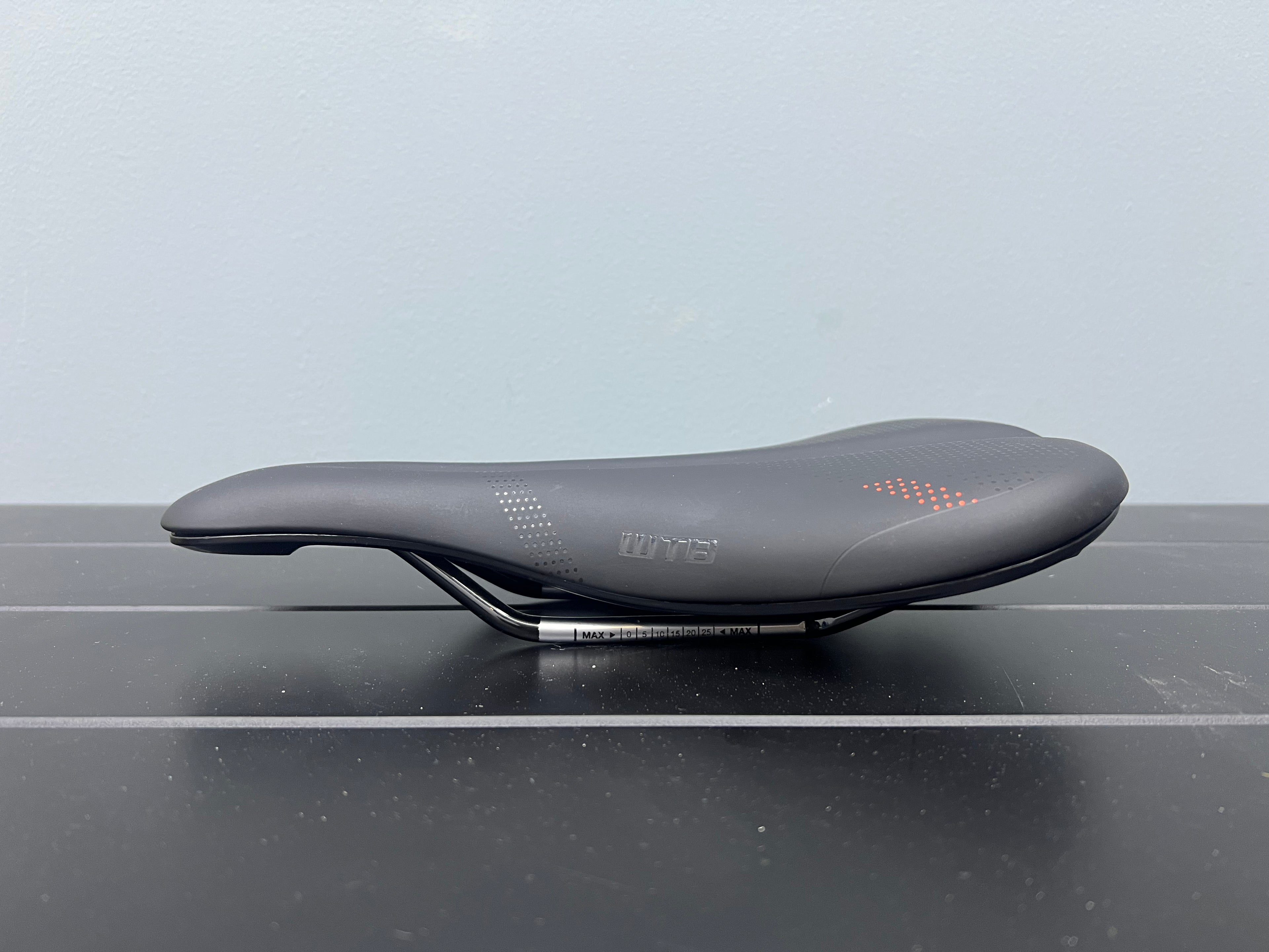 Asiento WTB Silverado con detalles en Rojo