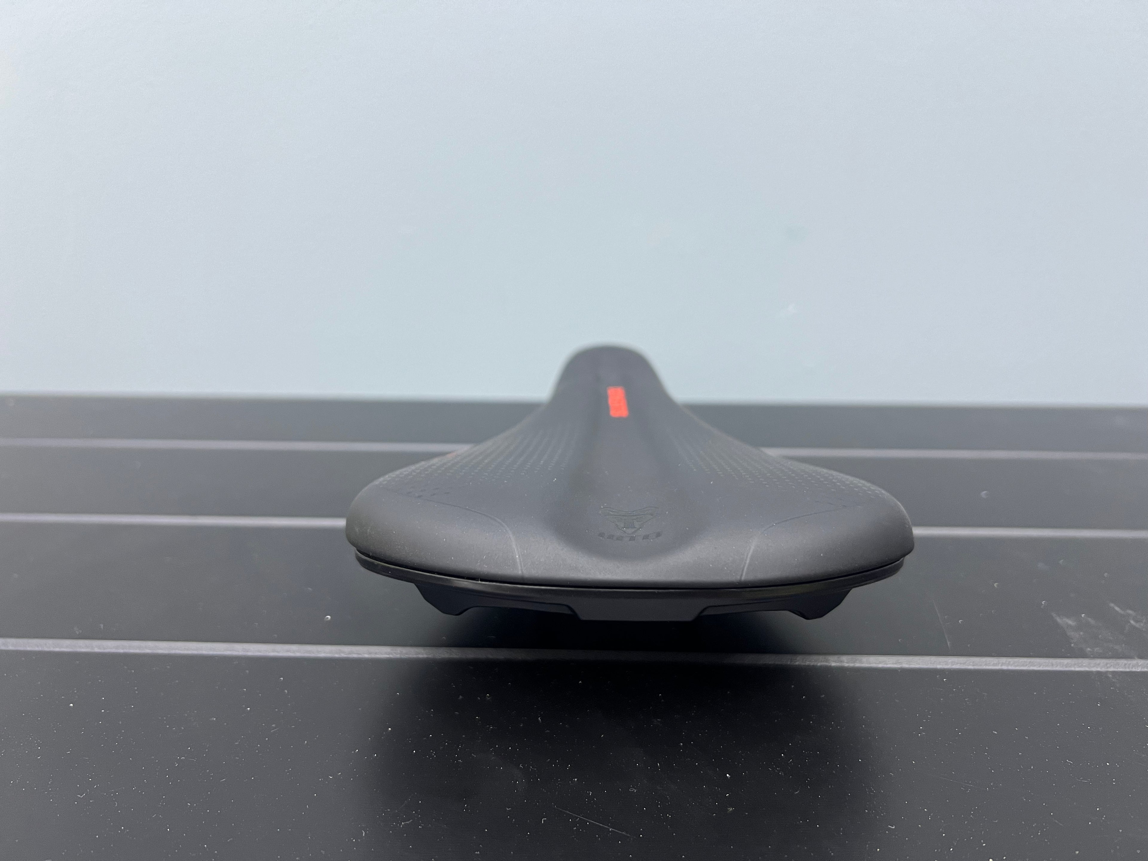 Asiento WTB Silverado con detalles en Rojo